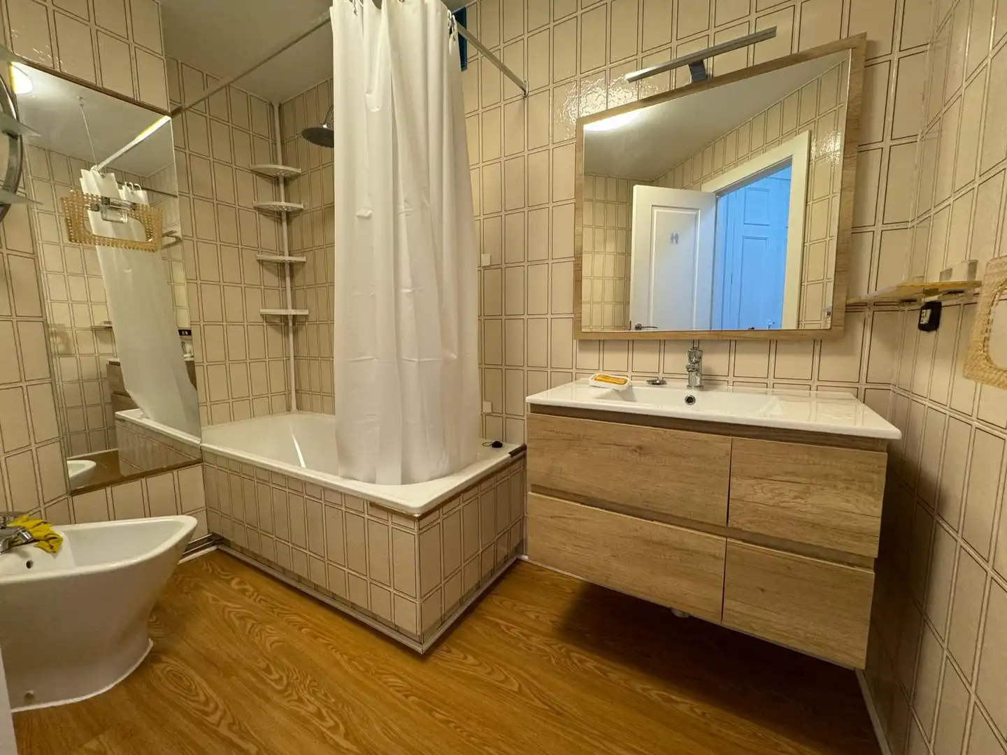 Baño de Apartamento de alquiler en Burgos con Calefacción, Parquet y Amueblado