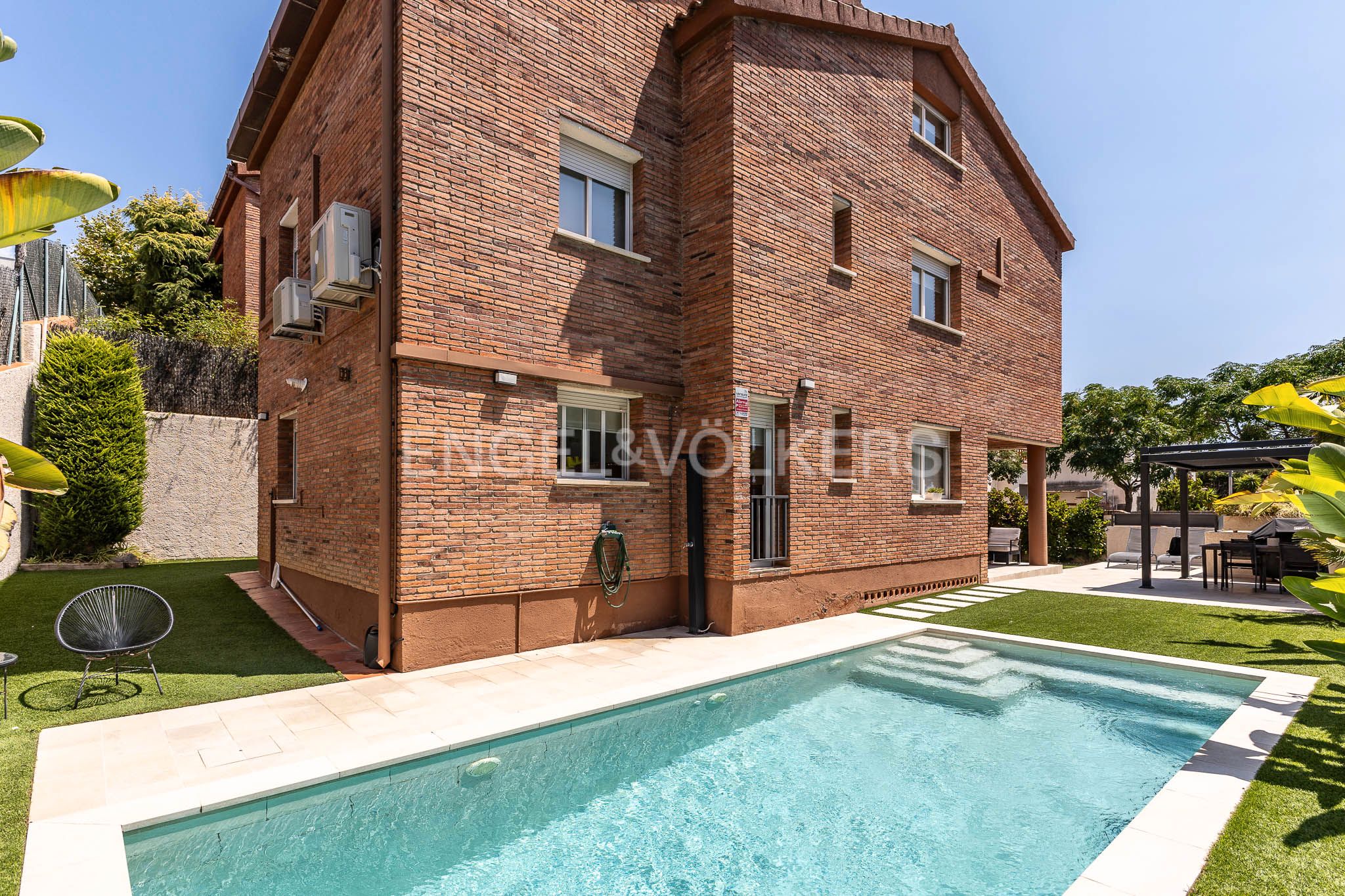 Vista exterior de Casa o xalet en venda en El Masnou amb Aire condicionat, Calefacció i Jardí privat
