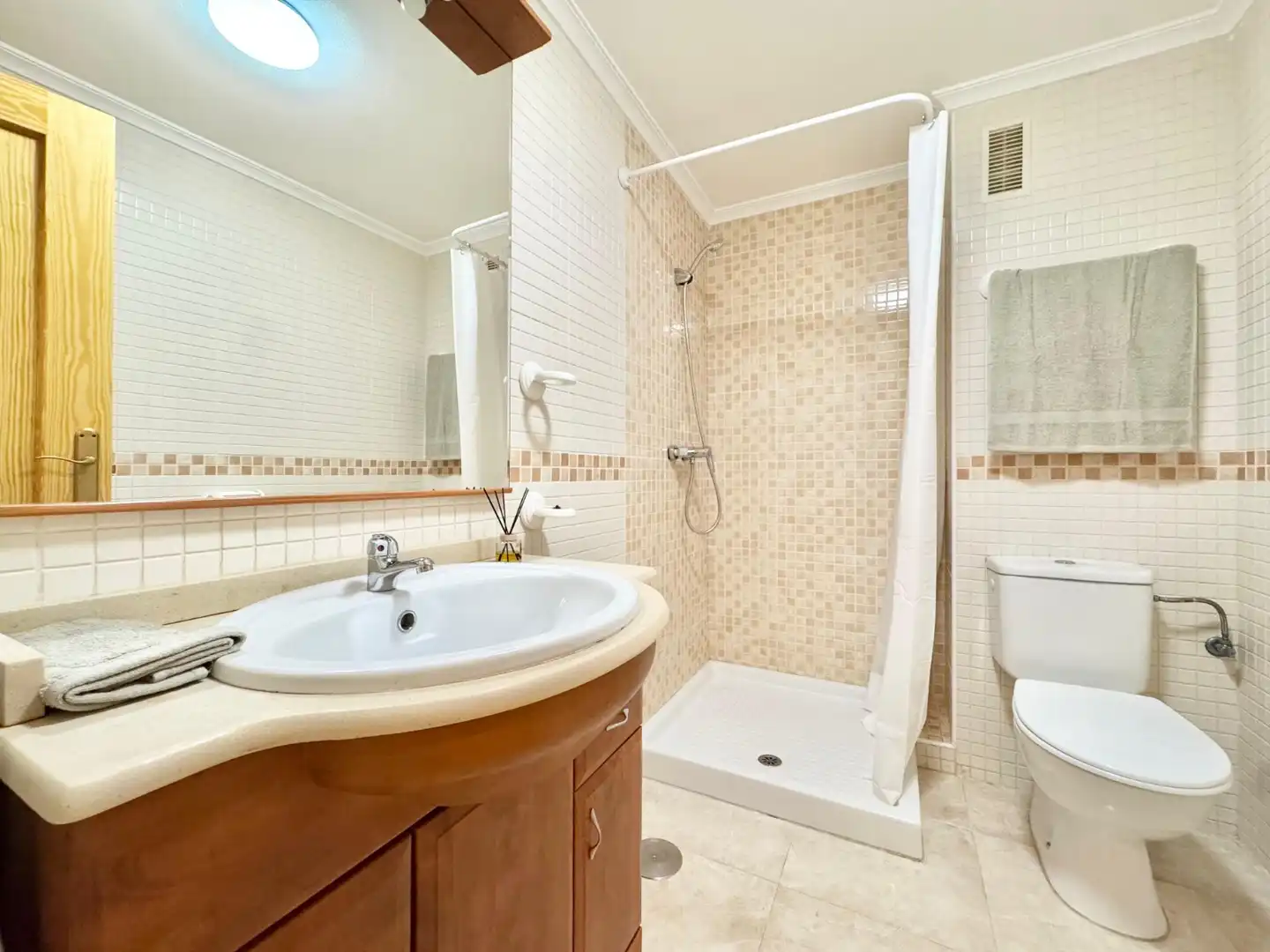 Baño de Apartamento de alquiler en Orihuela con Aire acondicionado, Piscina y Amueblado