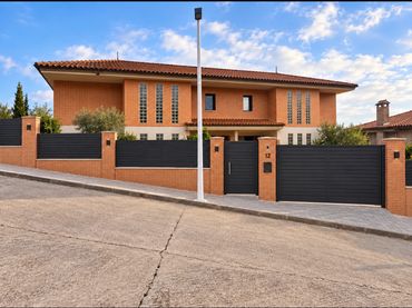 Casa a schiera con balcone in vendita a Calle Cerro San Sebastián Vp 1