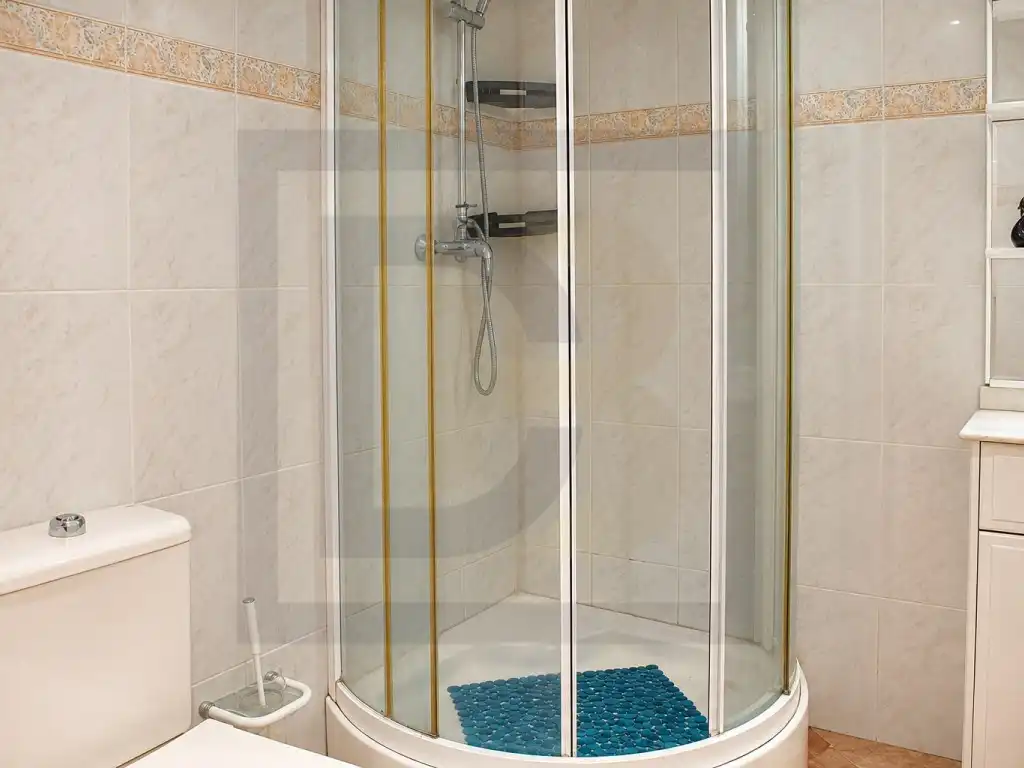 Bany de Casa o xalet en venda en San Miguel de Salinas amb Aire condicionat, Terrassa i Moblat