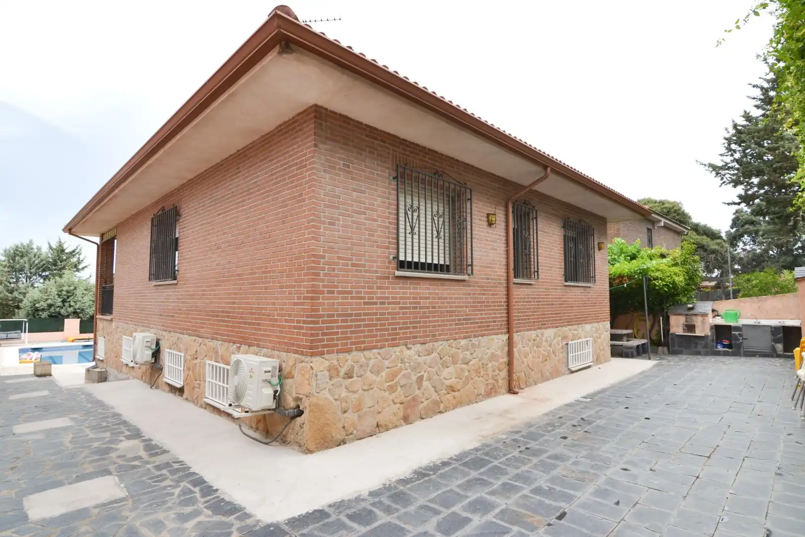 Exterior view of Houses for sale in Casarrubios del Monte  with Air Conditioner, Heating and Private garden