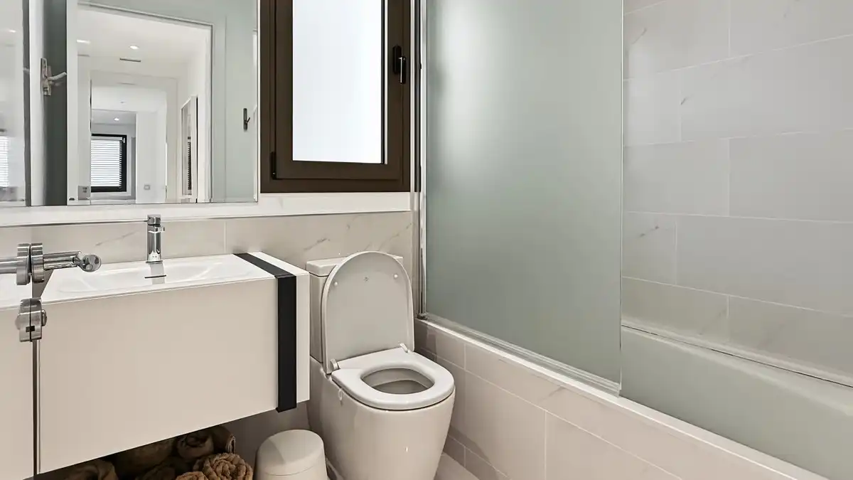 Badezimmer von Wohnungen zum Verkauf in Estepona mit Klimaanlage, Terrasse und Abstellraum