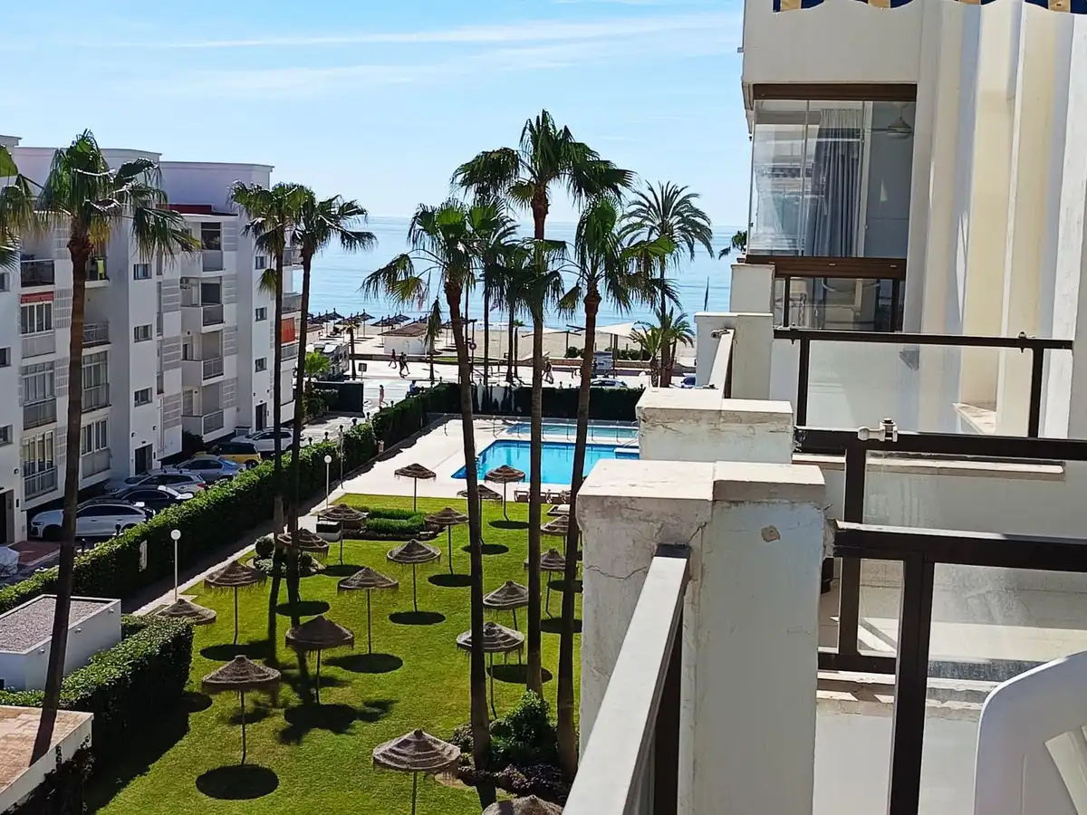 Außenansicht von Wohnungen zum Verkauf in Fuengirola mit Terrasse, Schwimmbad und Möbliert