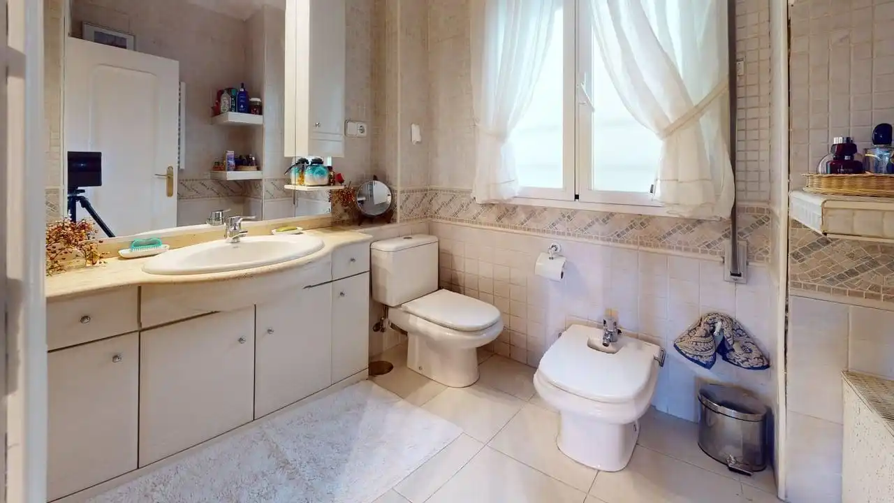 Bathroom of Flat for sale in Madrid  with Air Conditioner and Heating