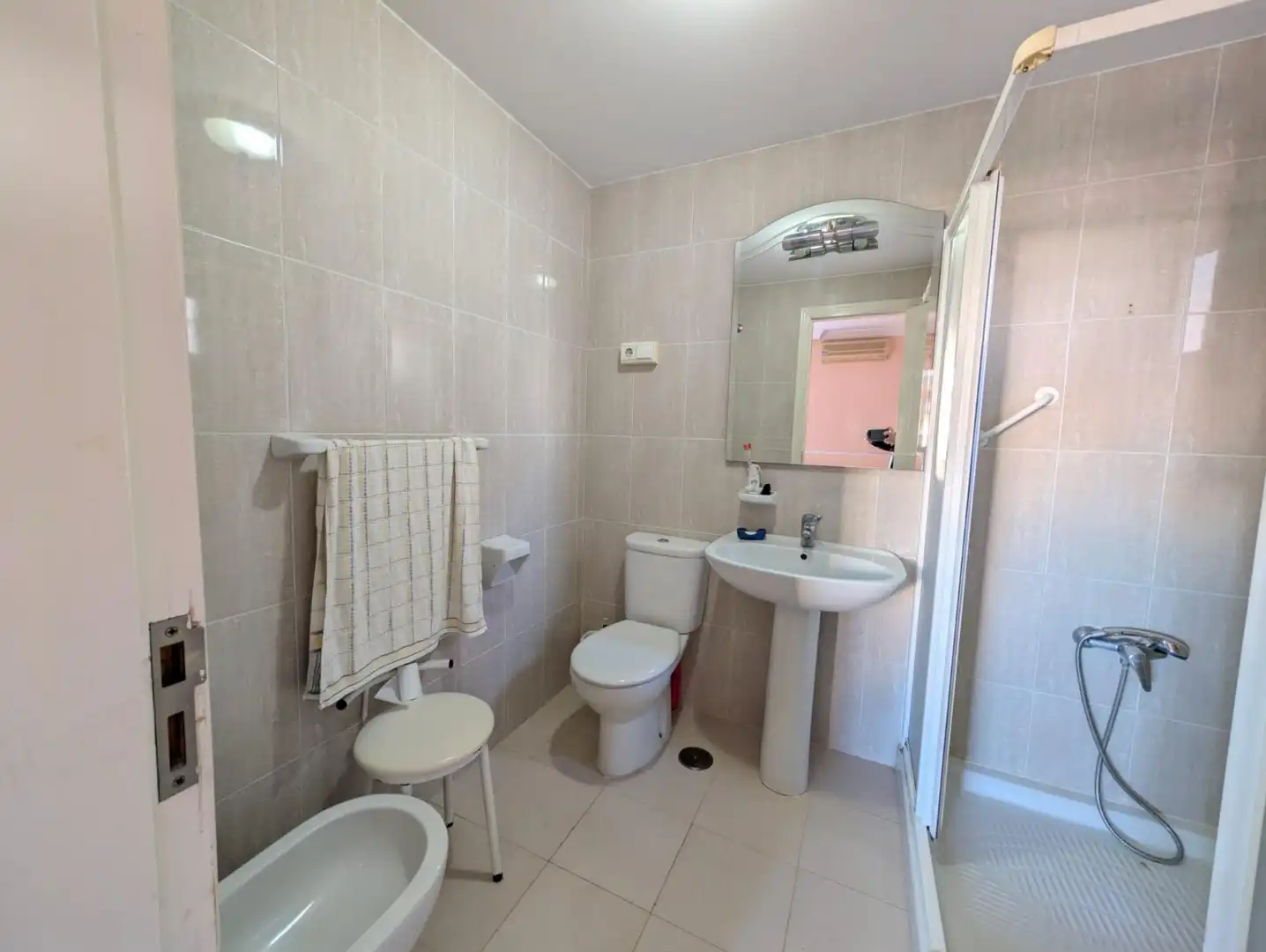 Badezimmer von Wohnung zum Verkauf in Torremolinos mit Klimaanlage, Privatgarten und Terrasse