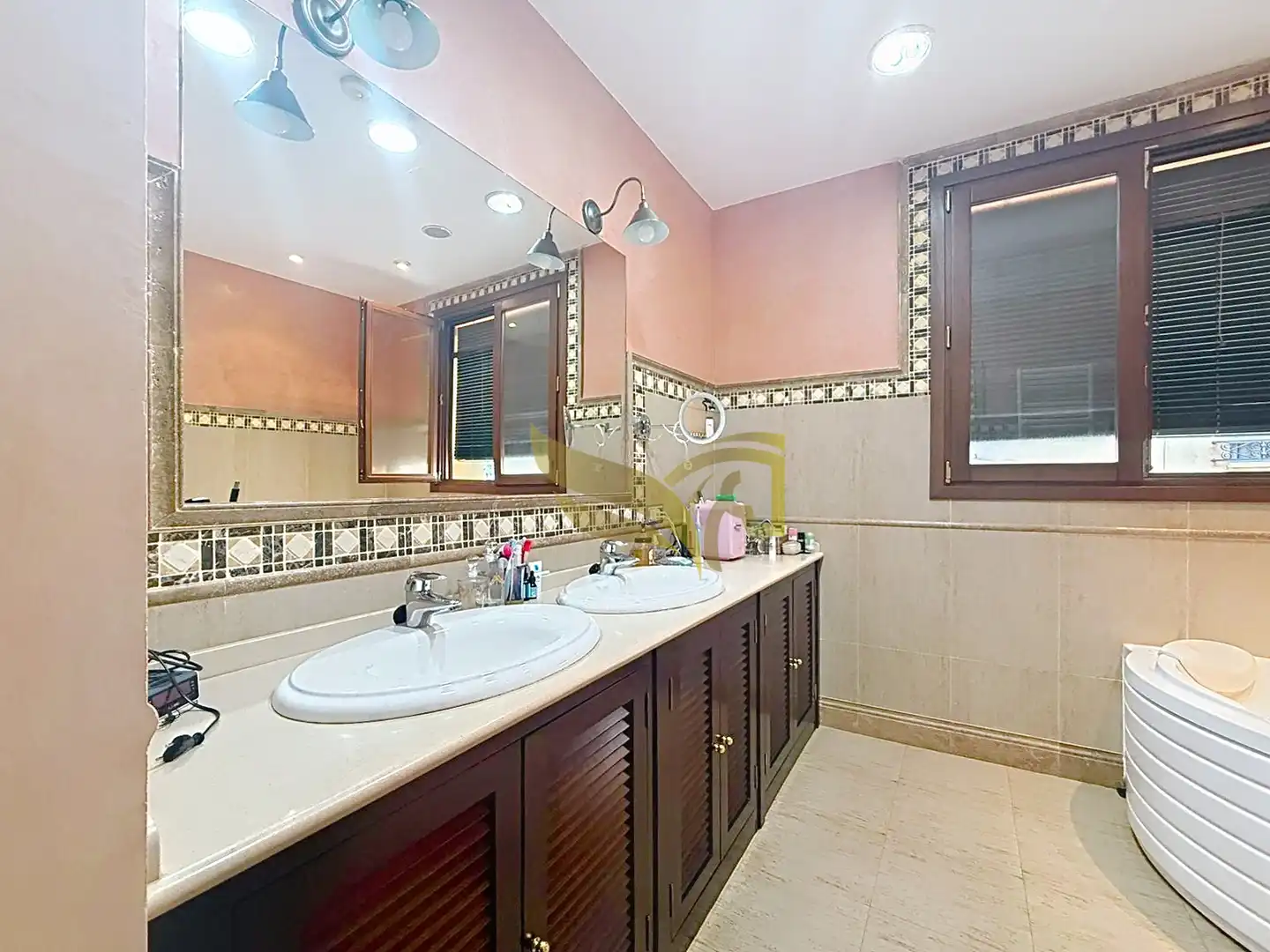 Badezimmer von Einfamilien-Reihenhaus zum Verkauf in Sevilla mit Klimaanlage, Heizung und Privatgarten