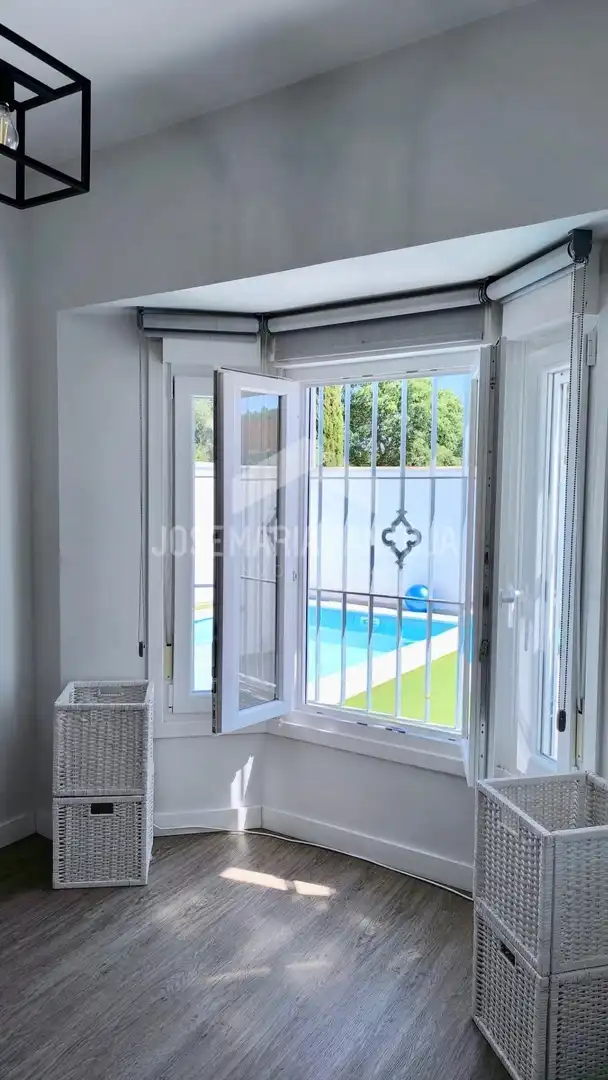 Piscina de Casa adosada en venta en Jerez de la Frontera con Aire acondicionado, Calefacción y Jardín privado