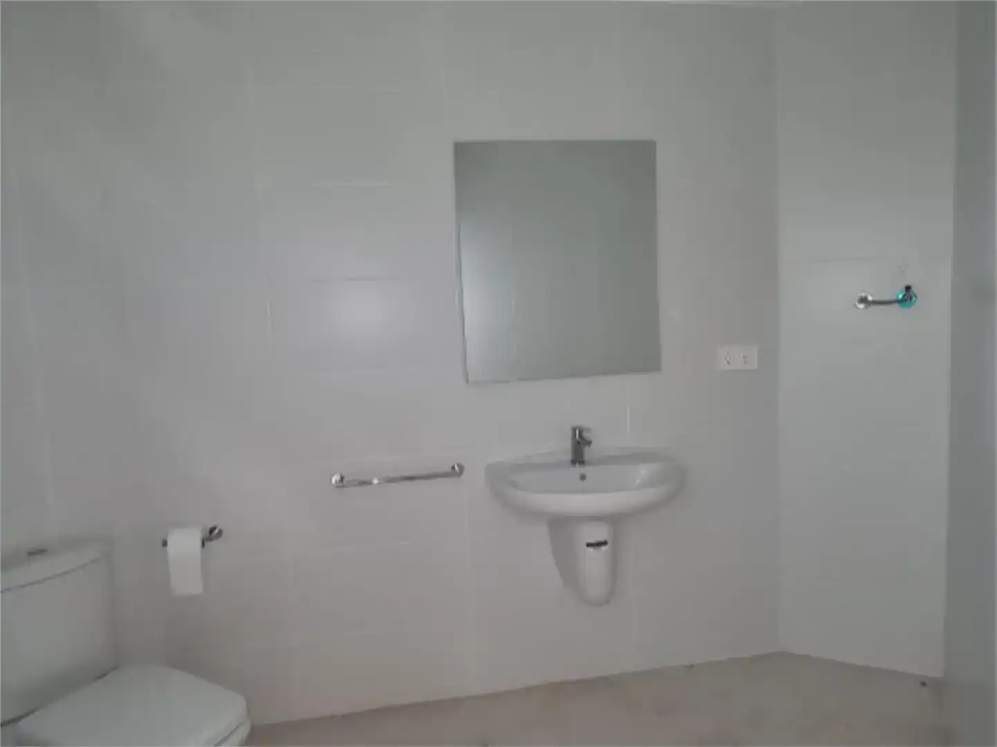 Badezimmer von Fabrikhallen zur Miete in Bocairent