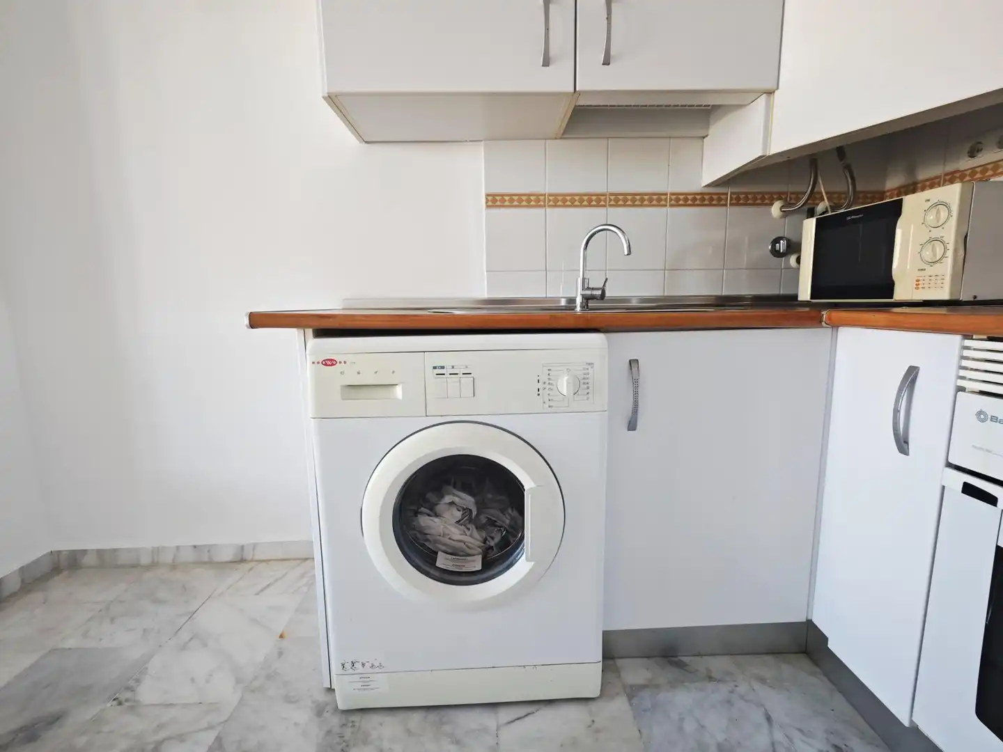 Cocina de Estudio de alquiler en Fuengirola con Aire acondicionado, Jardín privado y Terraza