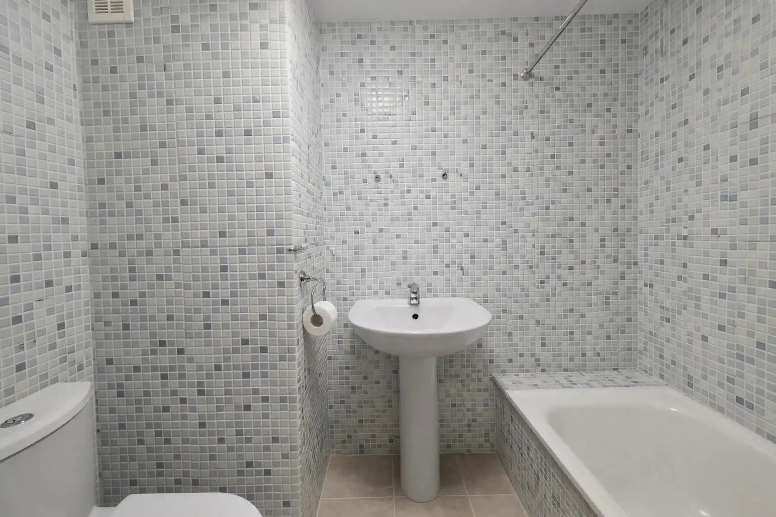 Bany de Planta baixa en venda en Casares amb Aire condicionat, Terrassa i Piscina