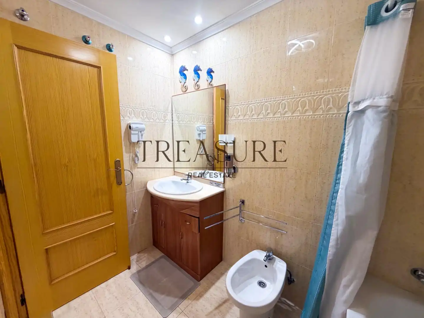 Bany de Apartament en venda en La Manga del Mar Menor amb Aire condicionat, Terrassa i Moblat