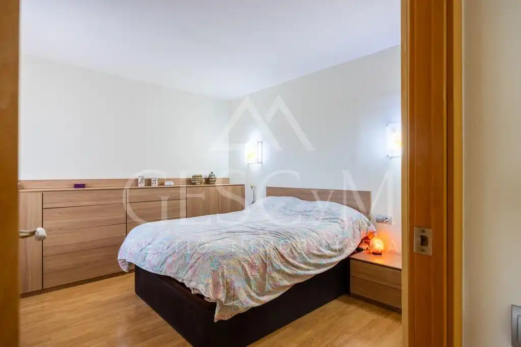 Habitación de Piso en venta en Sant Joan Despí con Parquet, Terraza y Balcón