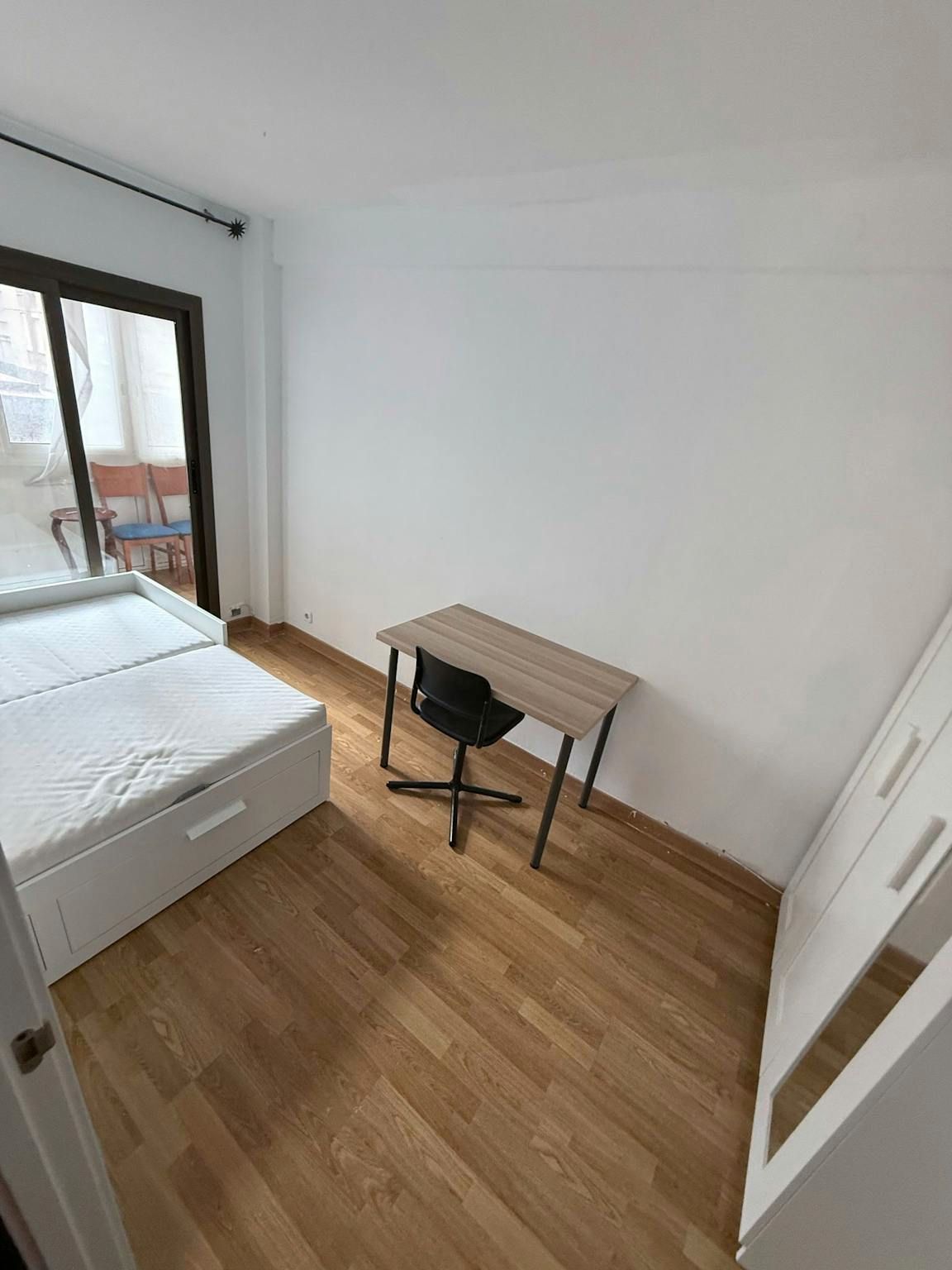 Bedroom of Flat to share in  Barcelona Capital  with Heating and Washing machine
