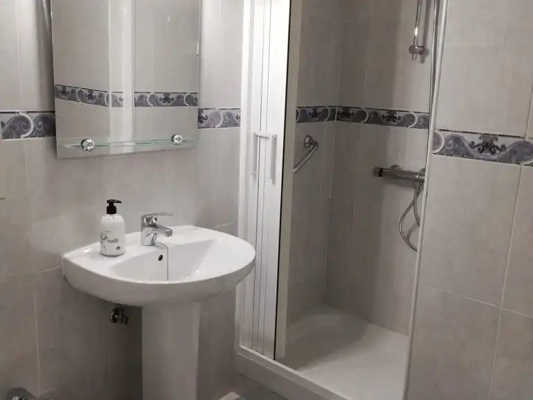 Bathroom of Flat for rent in Cádiz  with Parquet flooring, Terrace and Furnished