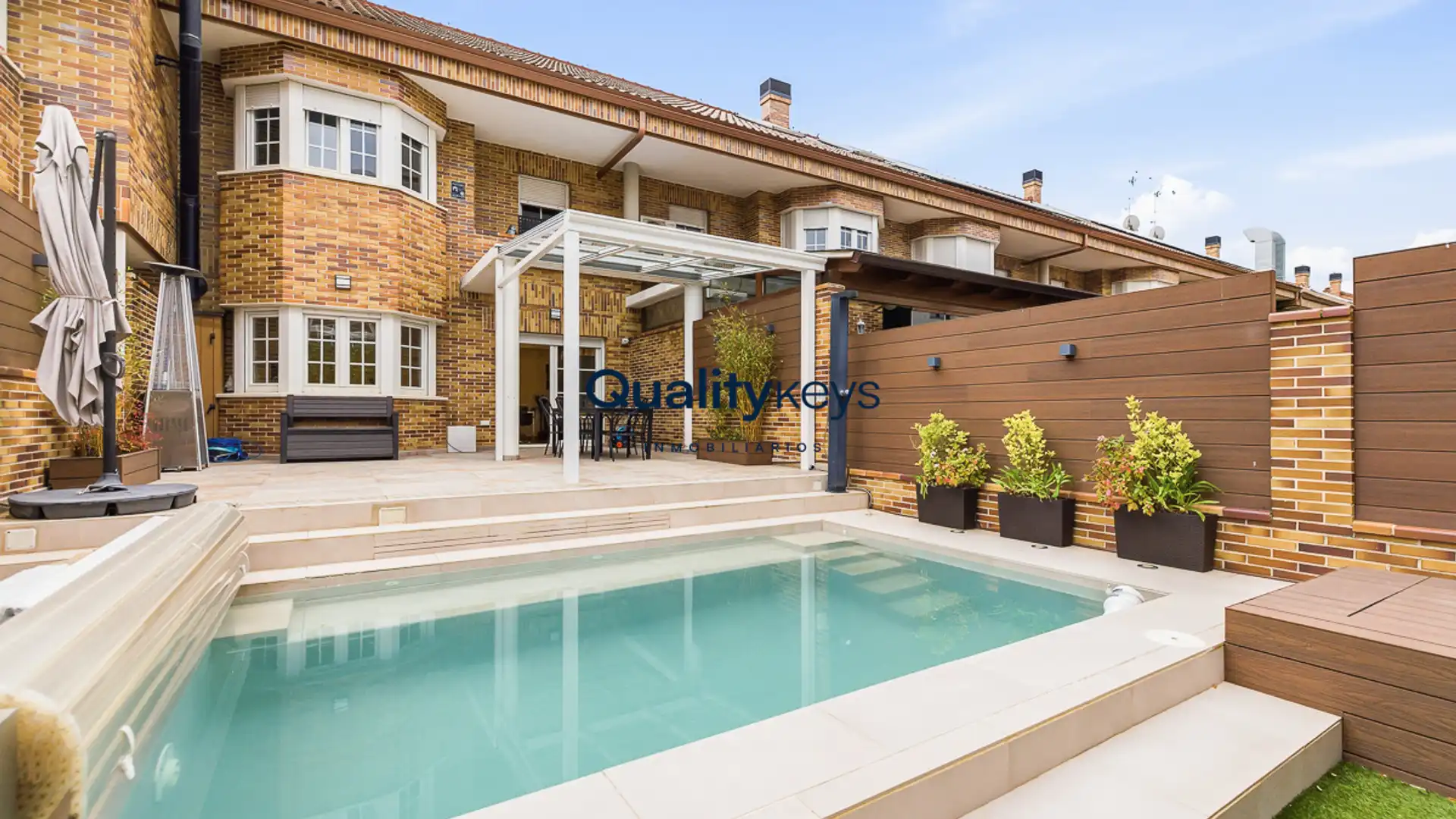 Swimming pool of Houses for sale in  Madrid Capital  with Air Conditioner, Heating and Private garden