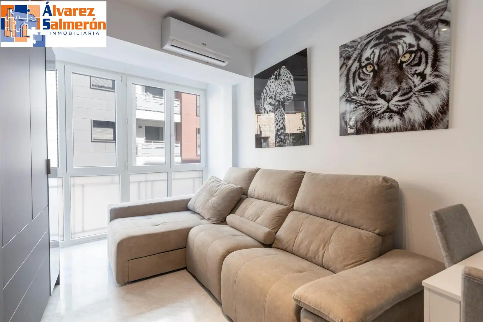 Living room of Flat for rent in Granada  with Air Conditioner and Furnished
