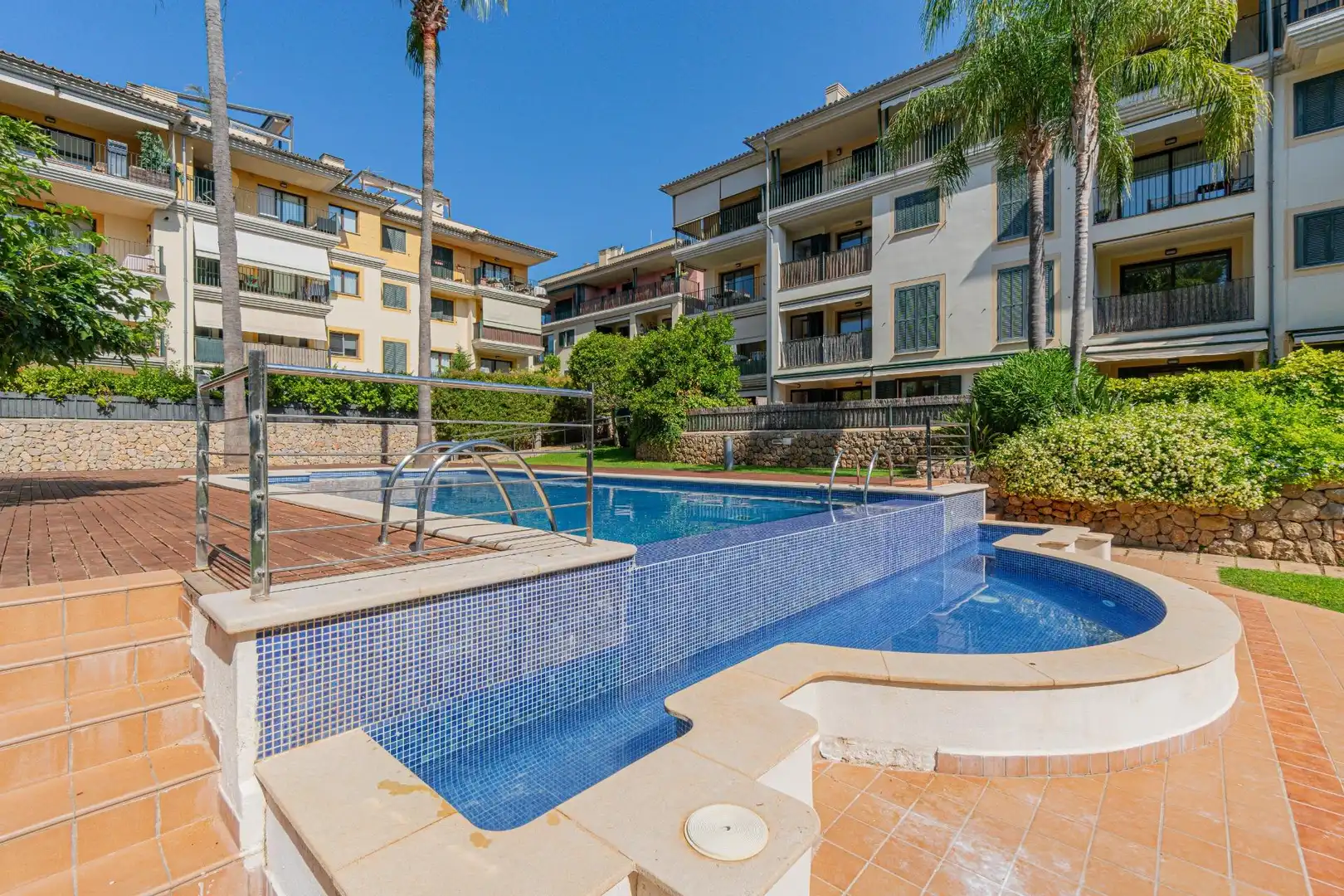 Schwimmbecken von Erdgeschoss zum Verkauf in  Palma de Mallorca mit Klimaanlage, Heizung und Privatgarten