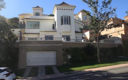 Vista exterior de Casa o xalet en venda en Benalmádena amb Aire condicionat, Terrassa i Traster