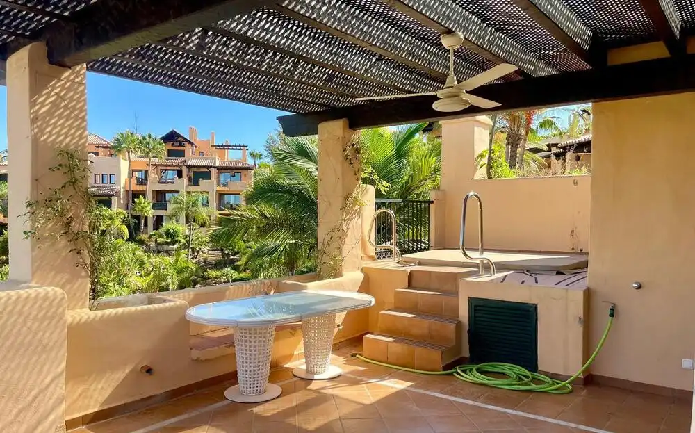 Terrassa de Àtic de lloguer en Estepona amb Aire condicionat, Terrassa i Piscina