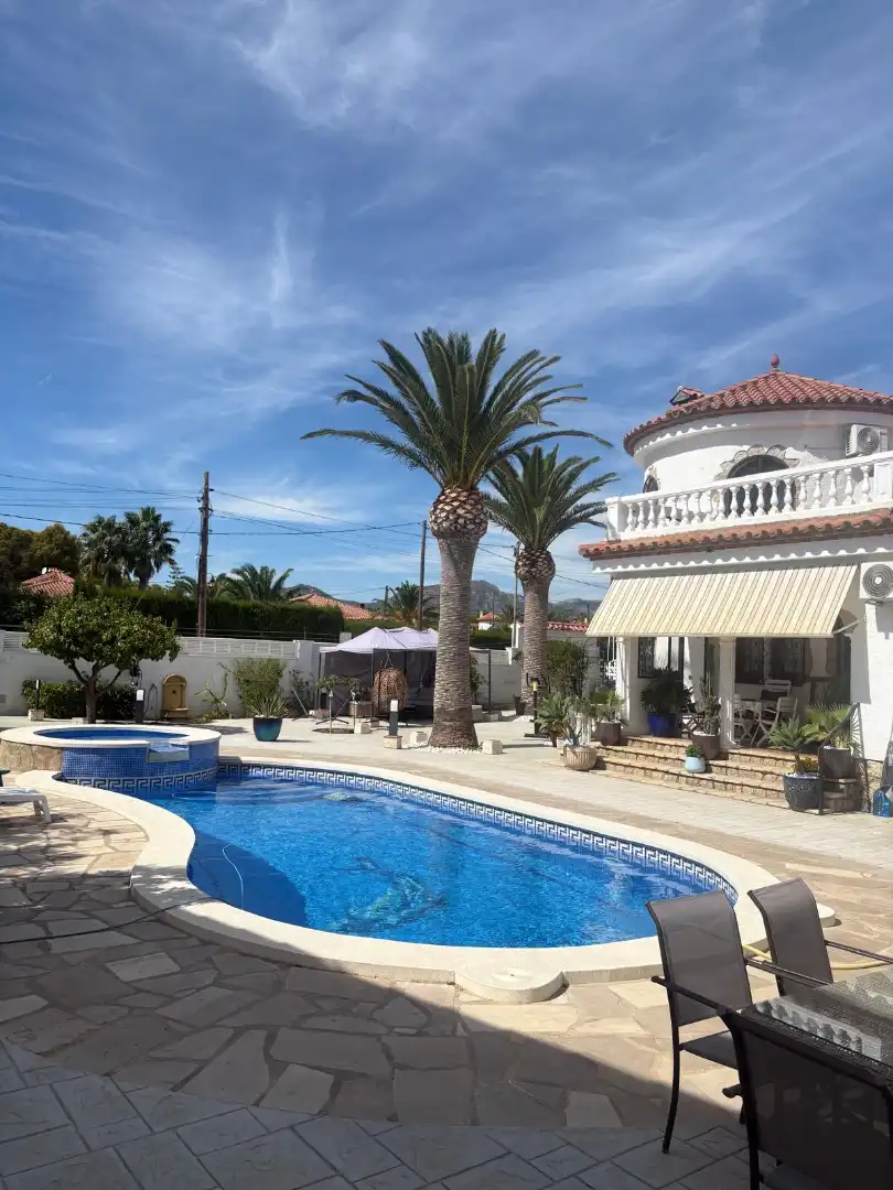 Villa con piscina in vendita a Miami Platja