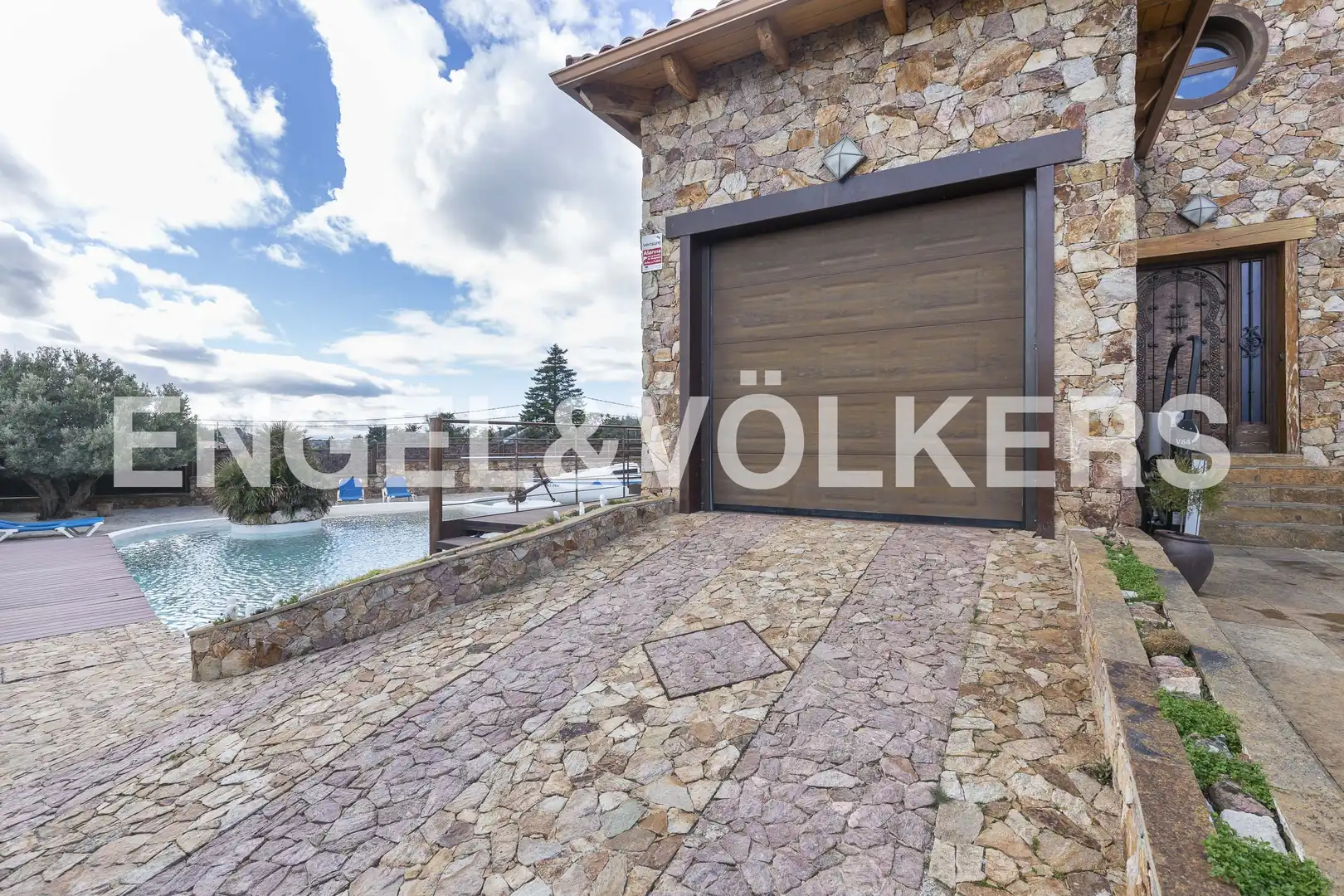 Vista exterior de Casa o chalet en venta en El Berrueco con Calefacción, Jardín privado y Terraza