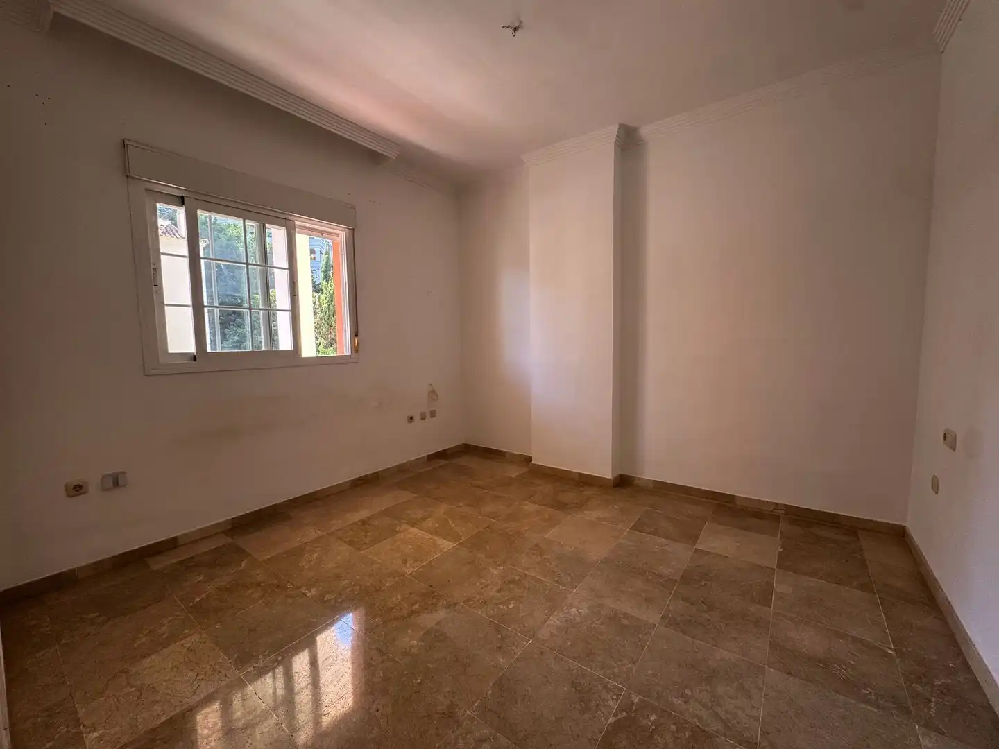 Habitación de Piso en venta en Marbella con Terraza y Piscina comunitaria