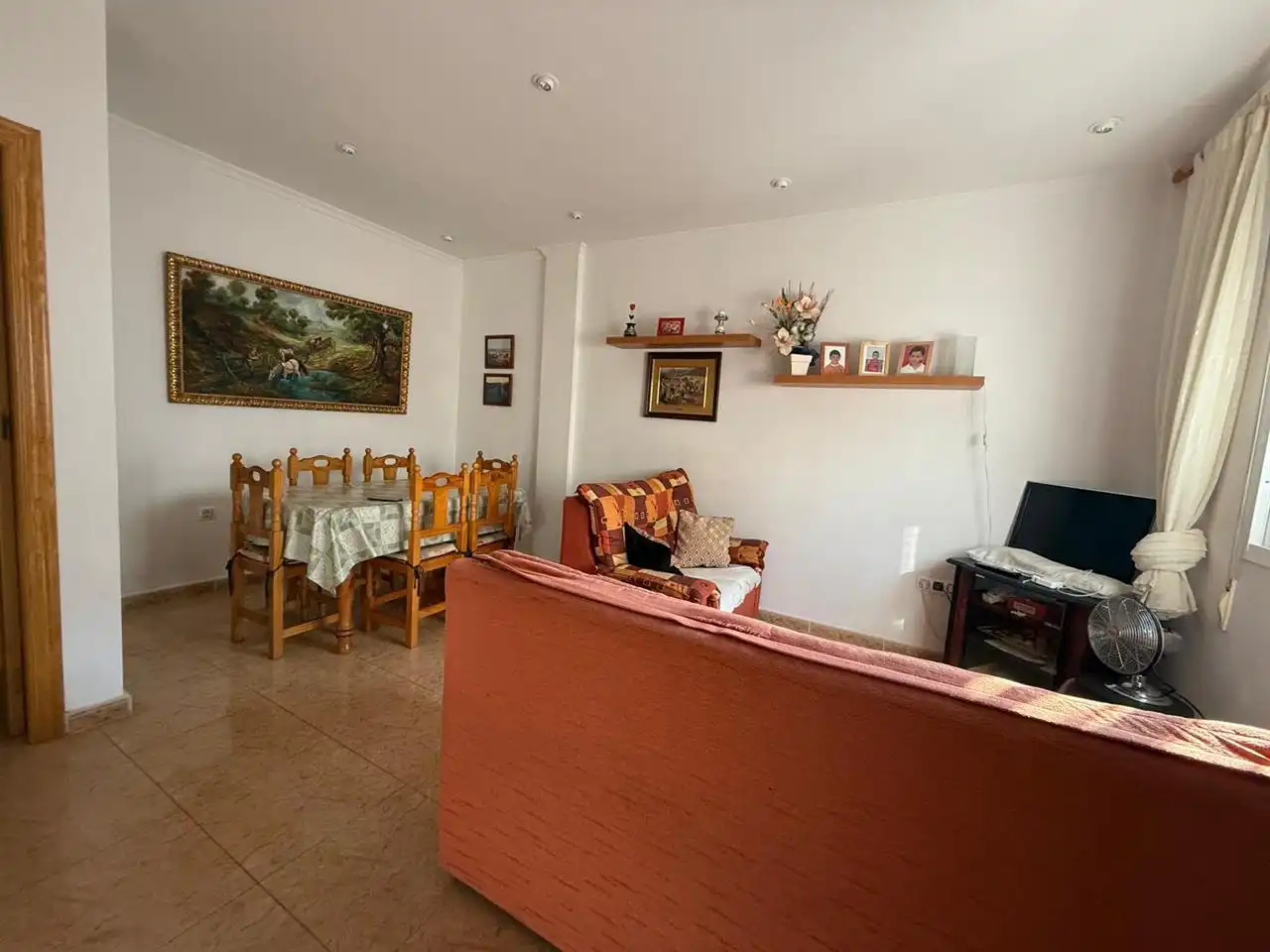 Wohnzimmer von Einfamilien-Reihenhaus zum Verkauf in Taberno mit Möbliert