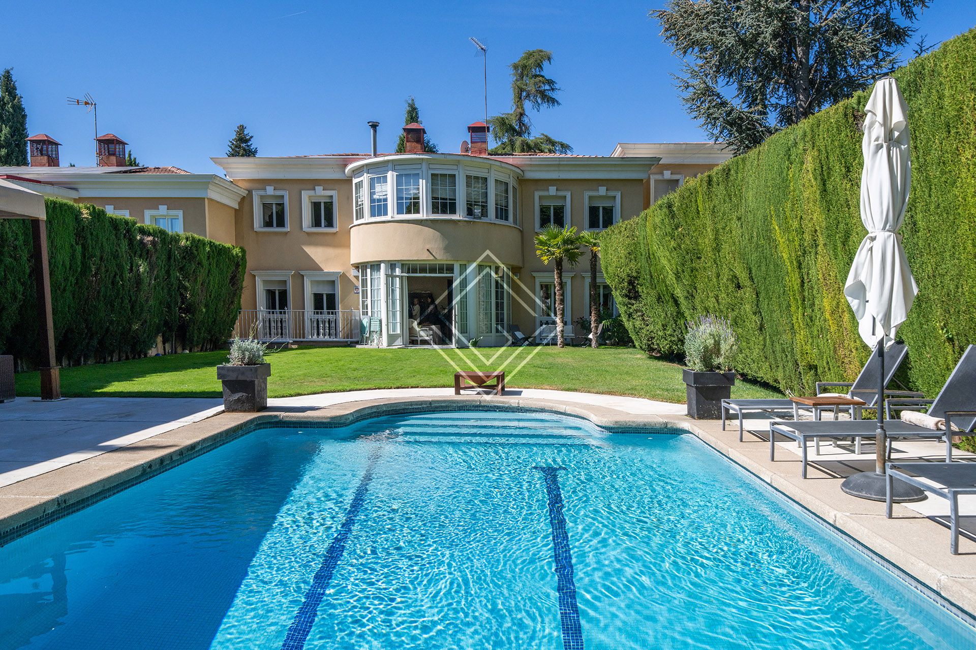 Swimming pool of House or chalet for sale in  Madrid Capital  with Air Conditioner, Heating and Private garden