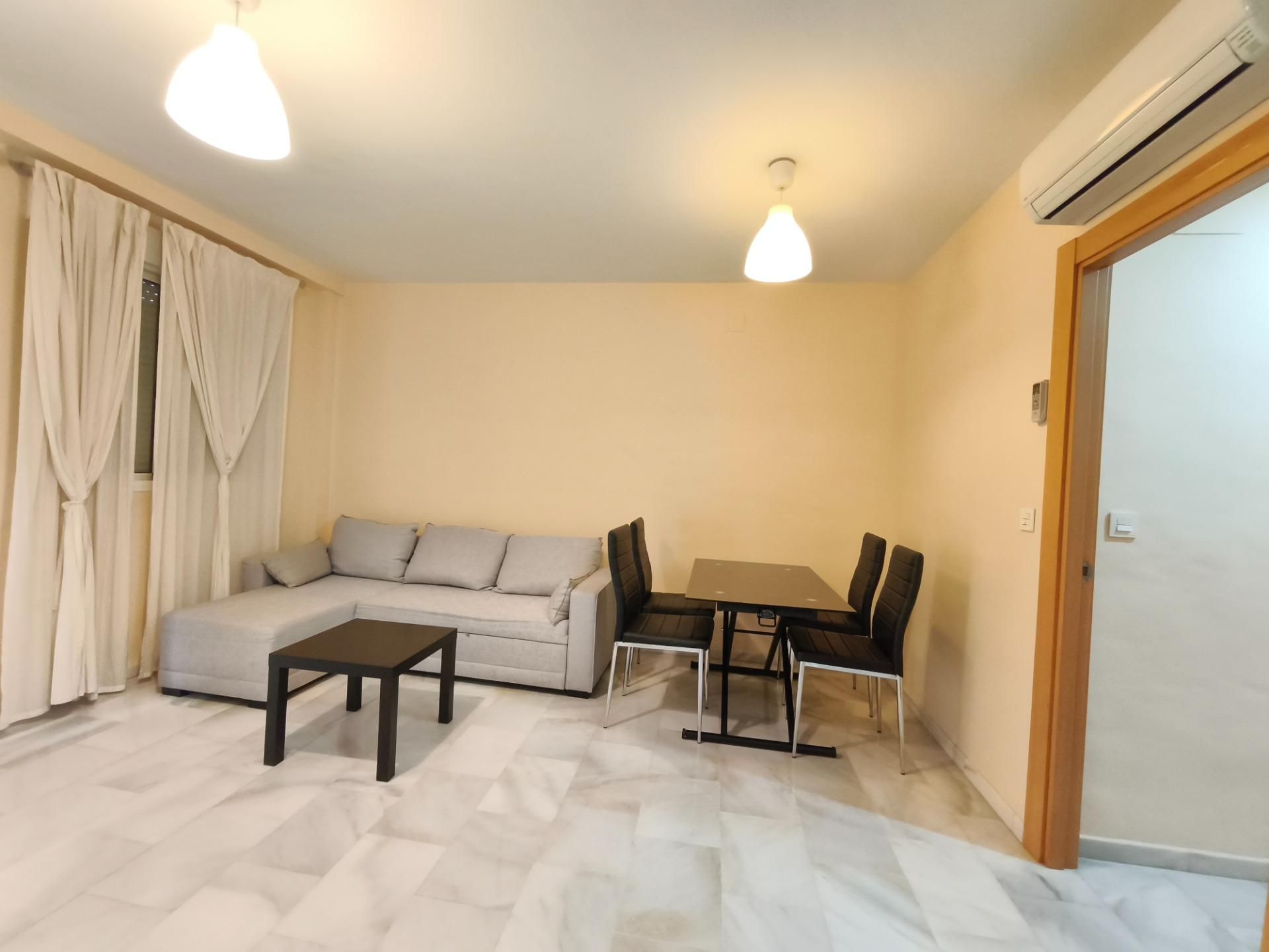 Sala de estar de Piso de alquiler en  Granada Capital con Aire acondicionado, Amueblado y Balcón