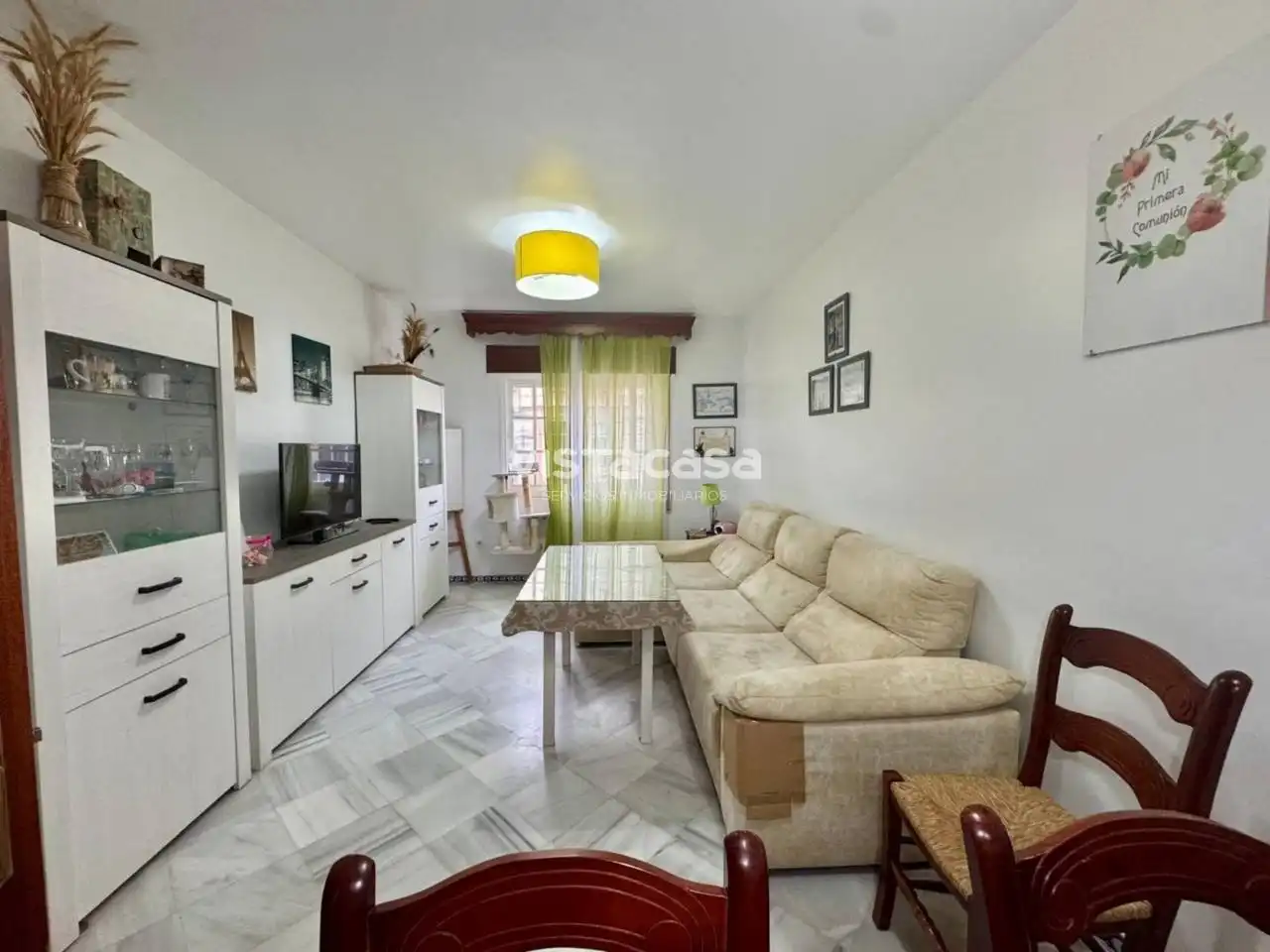 Sala de estar de Casa adosada en venta en Mairena del Alcor con Aire acondicionado