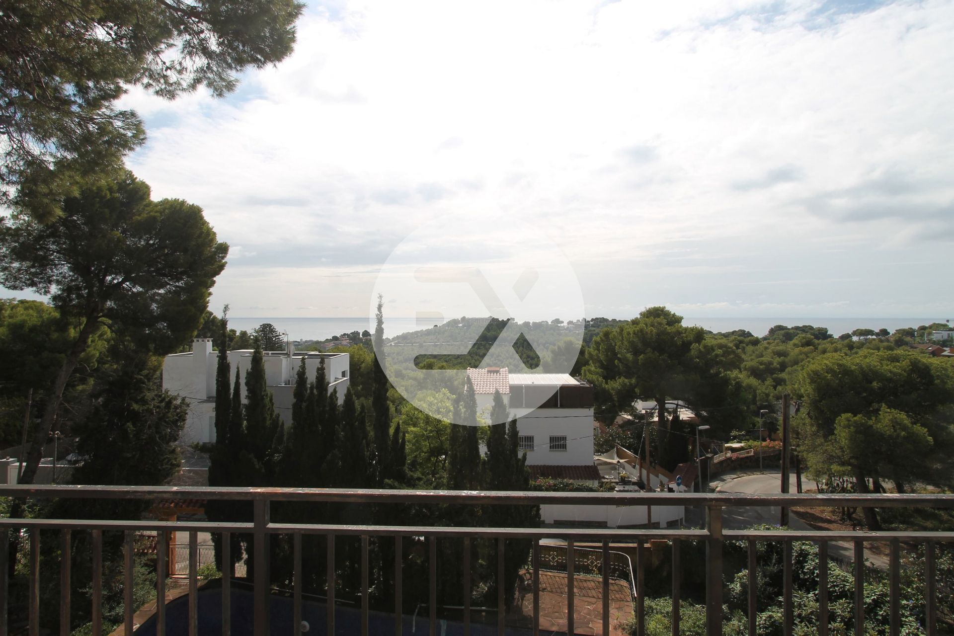 Vista exterior de Casa o xalet en venda en Castelldefels amb Jardí privat, Terrassa i Traster