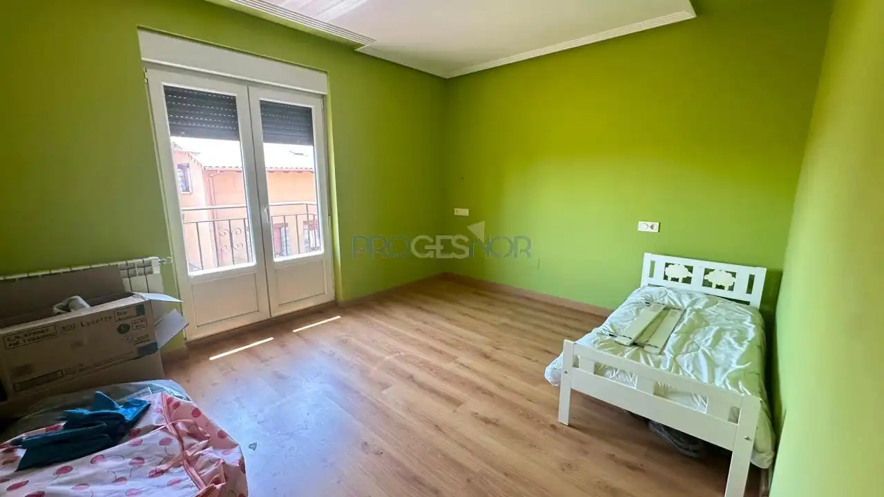 Dormitori de Casa adosada en venda en Onzonilla amb Calefacció, Jardí privat i Terrassa