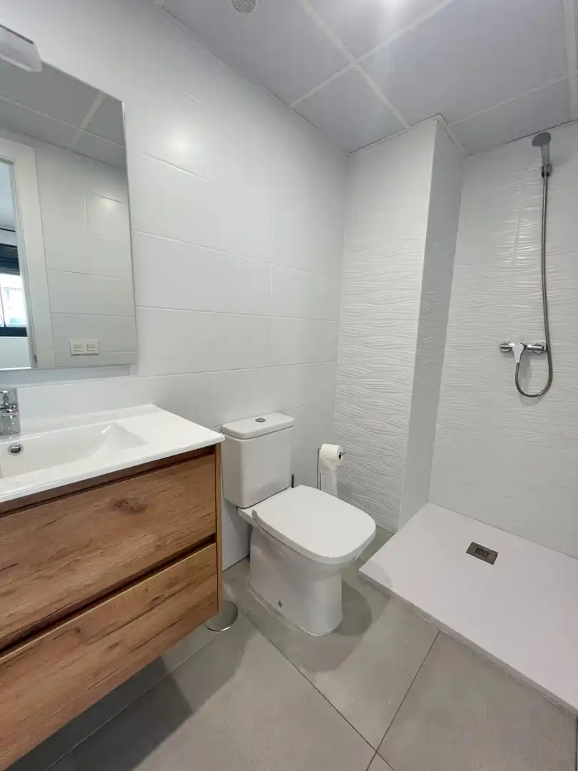 Bany de Apartament de lloguer en Fuengirola amb Aire condicionat, Calefacció i Terrassa