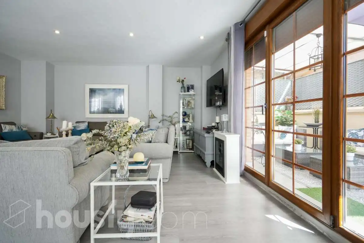 Sala de estar de Casa adosada en venta en Madrid con Aire acondicionado, Calefacción y Jardín privado