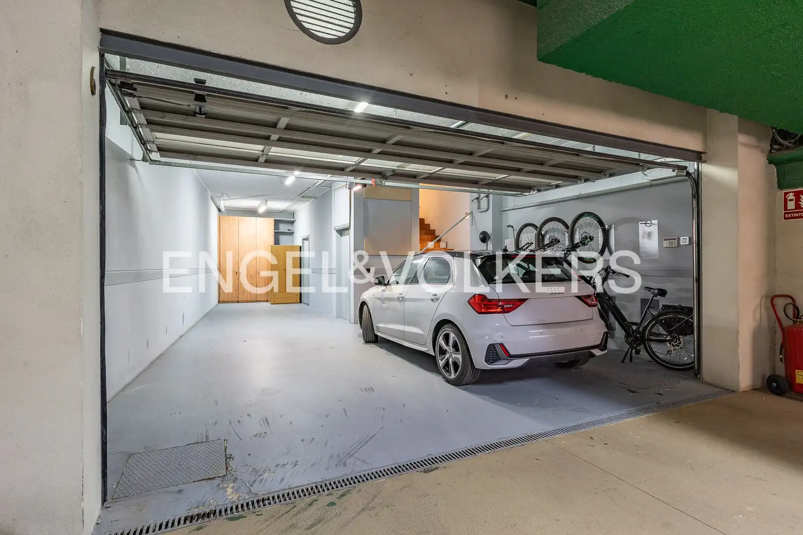 Parking de Casa o chalet en venta en Barcelona con Aire acondicionado, Calefacción y Jardín privado