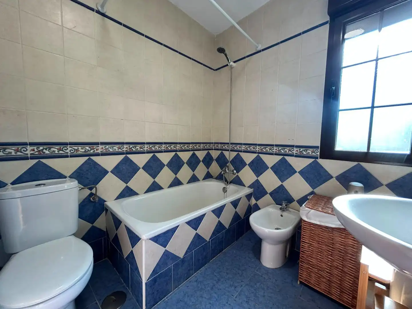 Badezimmer von Maisonette zum Verkauf in Pepino mit Klimaanlage und Heizung