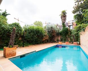 Swimming pool of Single-family semi-detached for sale in  Madrid Capital  with Air Conditioner, Heating and Private garden