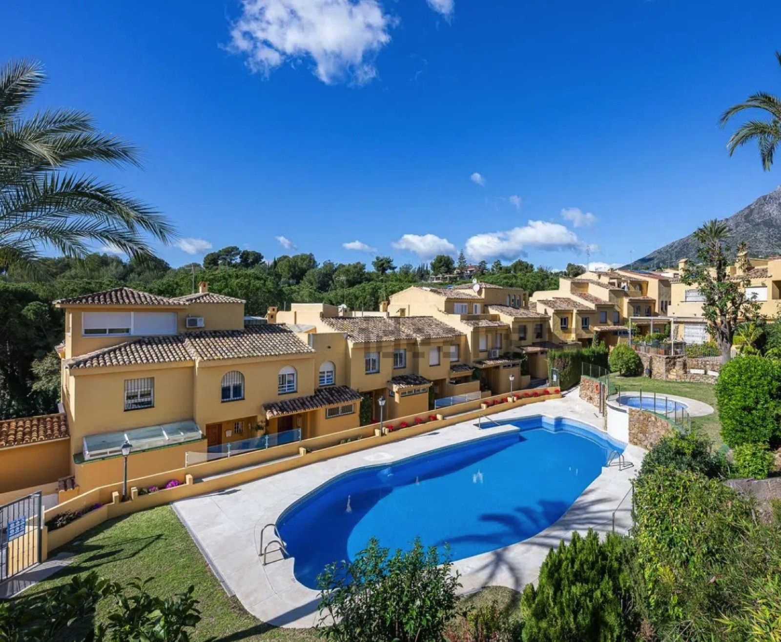 Exterior view of Single-family semi-detached for sale in Marbella  with Air Conditioner, Terrace and Swimming Pool