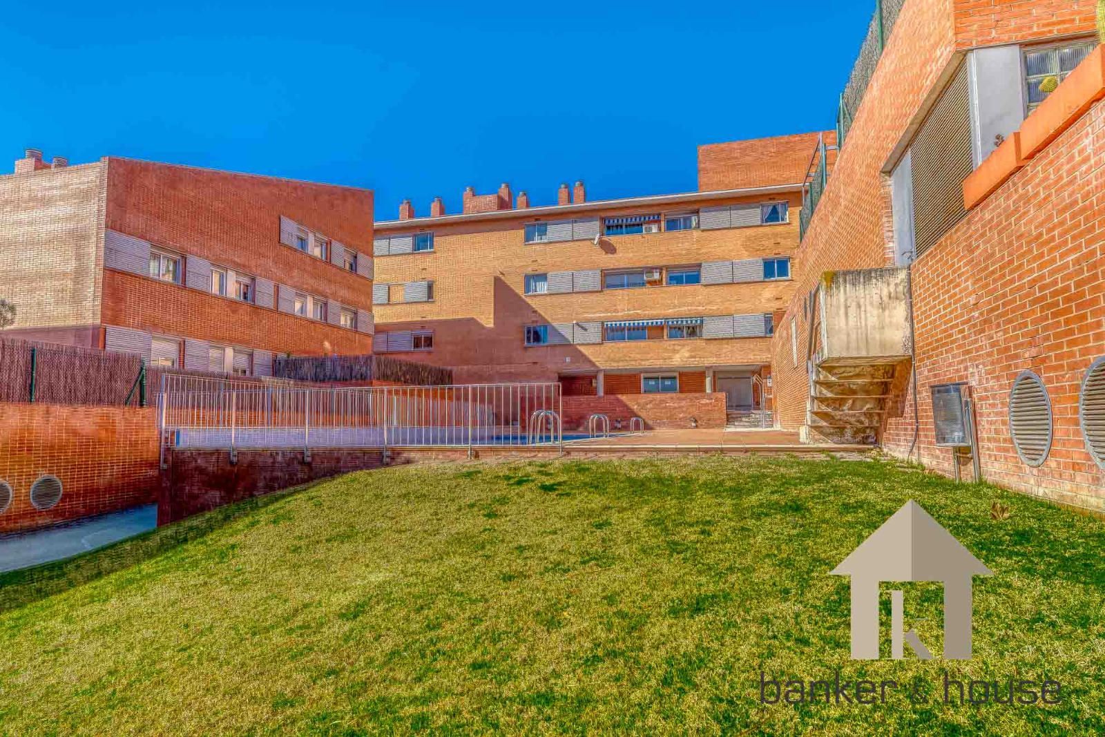 Vista exterior de Pis en venda en Cerdanyola del Vallès amb Calefacció, Parquet i Terrassa