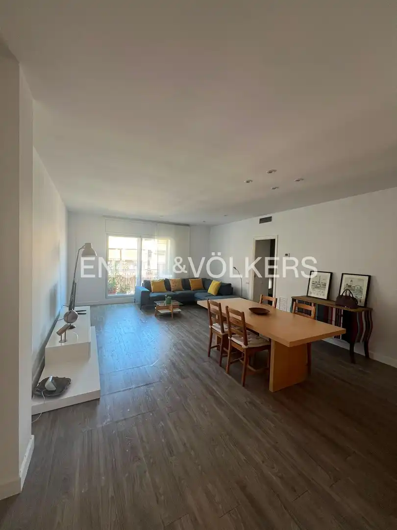 Vista exterior de Àtic de lloguer en Barcelona amb Aire condicionat, Calefacció i Parquet