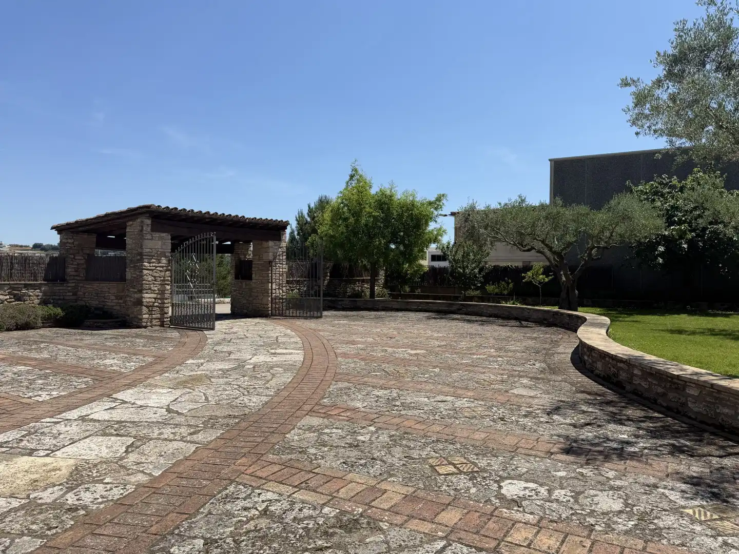 Vista exterior de Finca rústica en venda en Banyoles amb Calefacció, Terrassa i Traster
