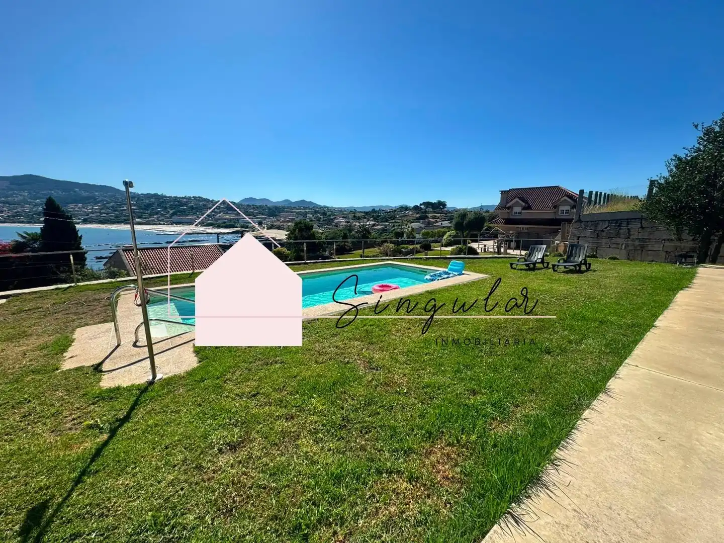 Piscina de Casa adosada de alquiler en Nigrán con Jardín privado y Piscina comunitaria