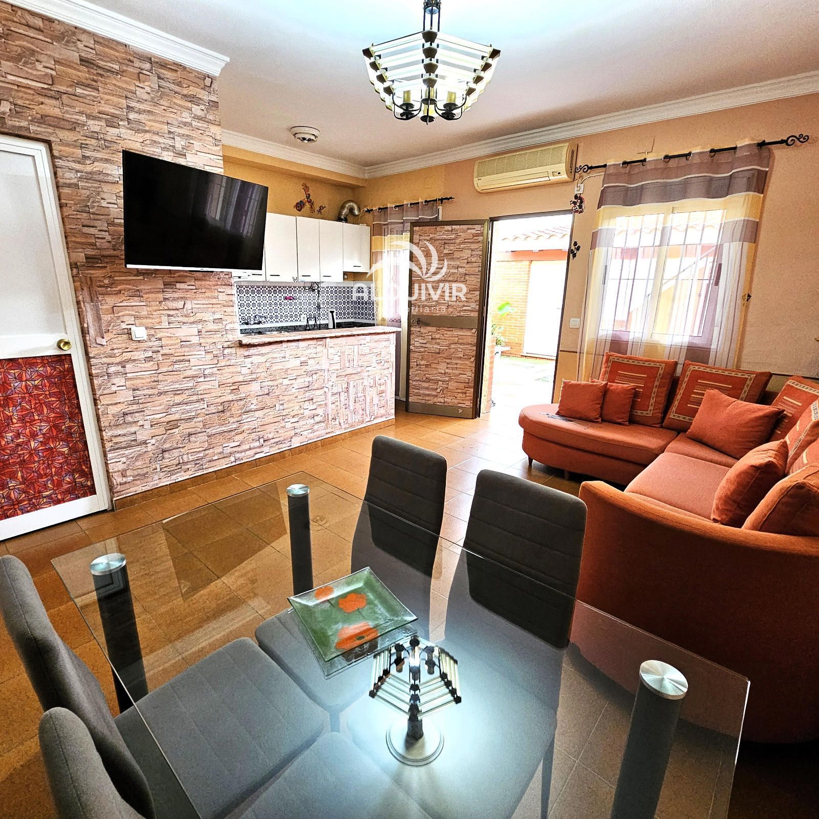 Sala d'estar de Casa adosada en venda en Almonte amb Aire condicionat, Terrassa i Moblat