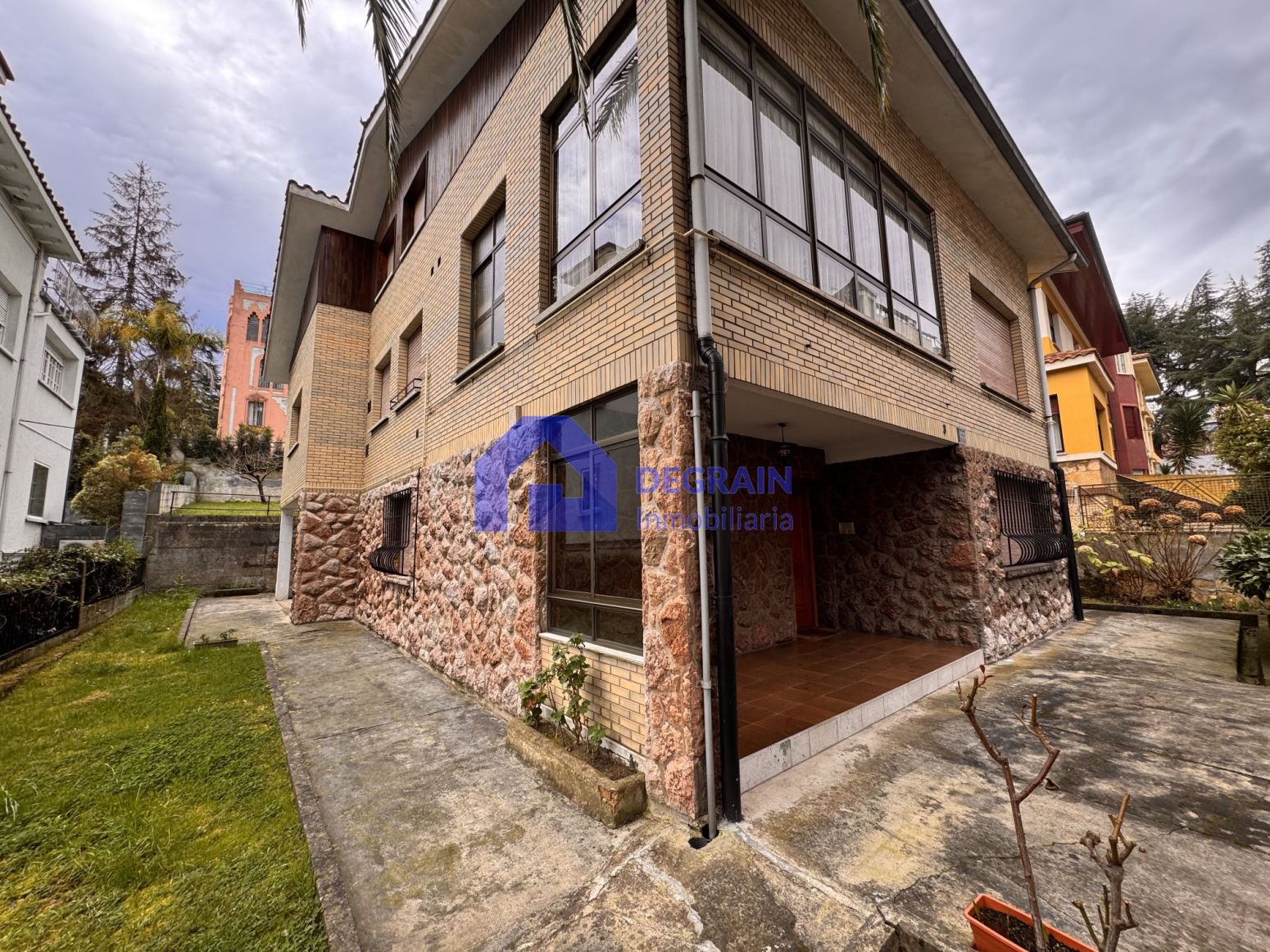 Vista exterior de Casa o xalet en venda en Oviedo  amb Calefacció i Jardí privat