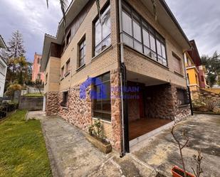 Vista exterior de Casa o xalet en venda en Oviedo  amb Calefacció i Jardí privat