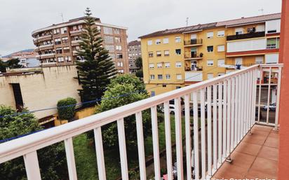 Vista exterior de Pis en venda en Torrelavega  amb Terrassa i Balcó