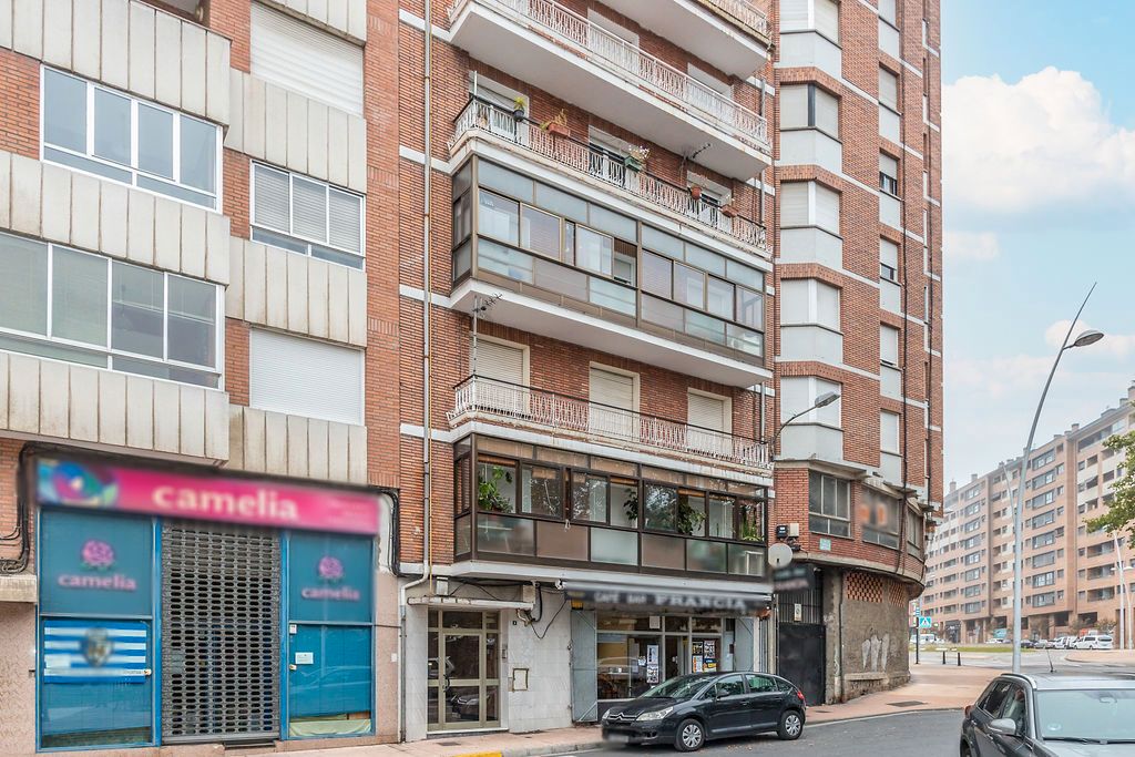 Vista exterior de Apartament en venda en Ponferrada amb Calefacció i Traster