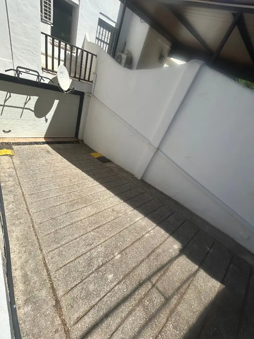 Aparcament de Casa adosada en venda en Alhaurín de la Torre amb Aire condicionat, Jardí privat i Terrassa