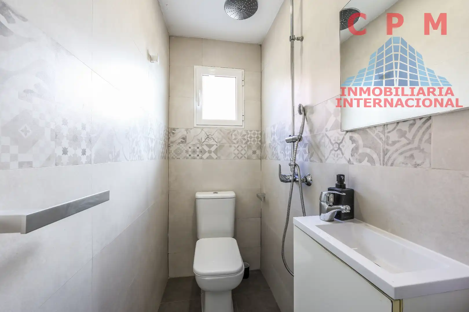 Bathroom of Flat for rent in Madrid  with Air Conditioner, Heating and Parquet flooring